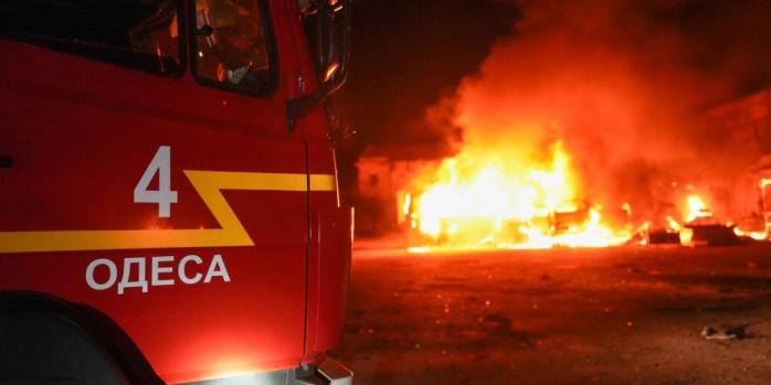 Наслідки російської атаки в ніч на 7 липня в Одесі, фото: ДСНС