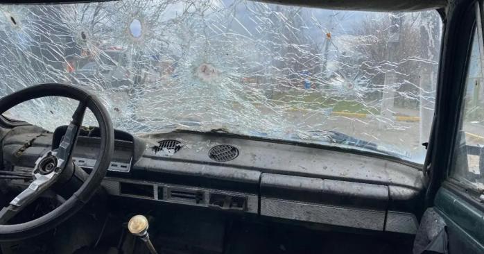 Окупанти вдарили FPV-дроном по машині з цивільними. Фото: