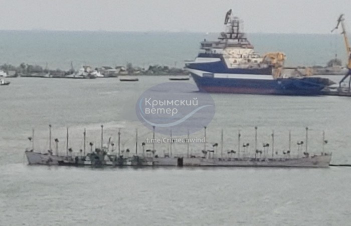 Баржу з РЕБ встановили в районі окупованої Керчі, фото: «Крымский ветер»