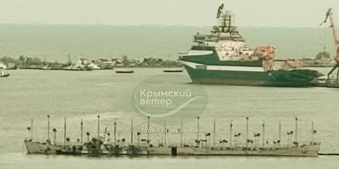В районе оккупированной Керчи установлена баржа с оборудованием РЭБ, фото: «Крымский ветер»