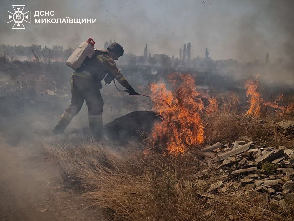 Наслідки ракетного удару. Фото: ДСНС
