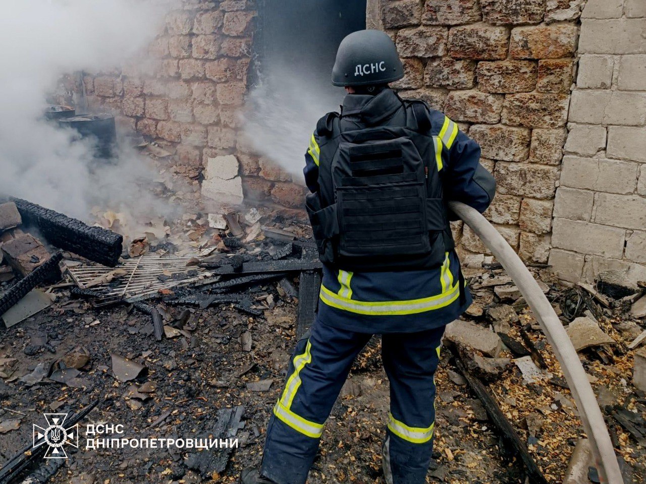 Росіяни вдарили дронами по Дніпропетровщині. Фото: ДСНС