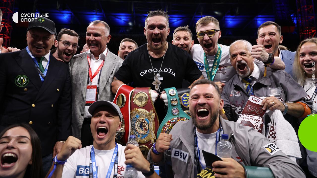 Фото Олександра Усика з командою у статусі 3-разового абсолютного чемпіона світу після перемоги над Дюбуа.