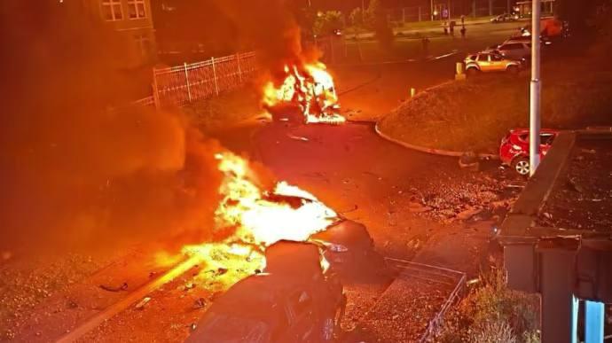 Россияне заявили о сбитии 6 БПЛА, которые летели на Москву — обломки зажгли авто