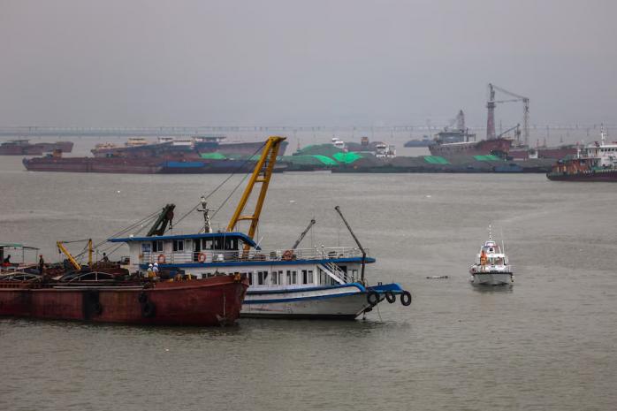Во вьетнамском заливе перевернулась туристическая яхта - 37 погибших