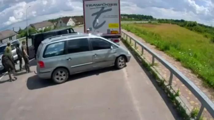 Мужчина ударил сотрудника ТЦК лопатой и скрылся