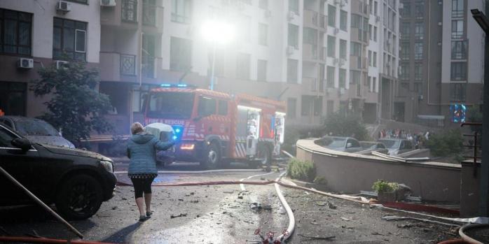 Последствия российской воздушной атаки по Киеву, фото: ГСЧС