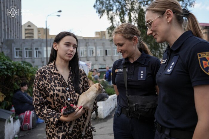 Ліквідація наслідків нічної російської атаки у Києві, фото: ДСНС