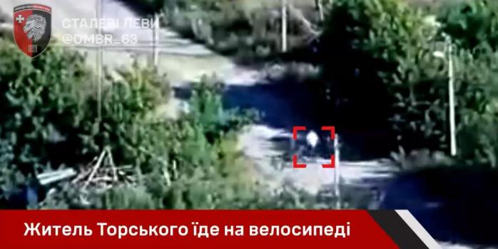 Рашисти вбили цивільного велосипедиста у Торському, скріншот відео 