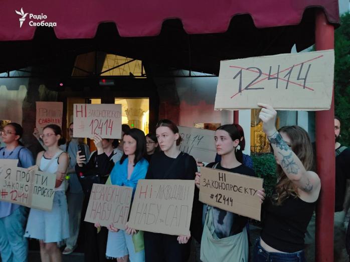 Блицкриг: в Украине в течение 12 часов подали в Раду, приняли, подписали и опубликовали закон, сужающий полномочия НАБУ и САП