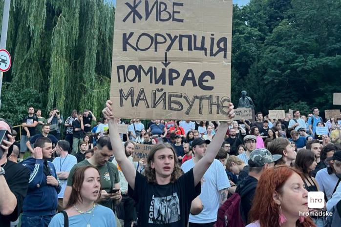 Зеленський вночі прокоментував події у Раді, яка блискавично скоротила повноваження НАБУ і САП