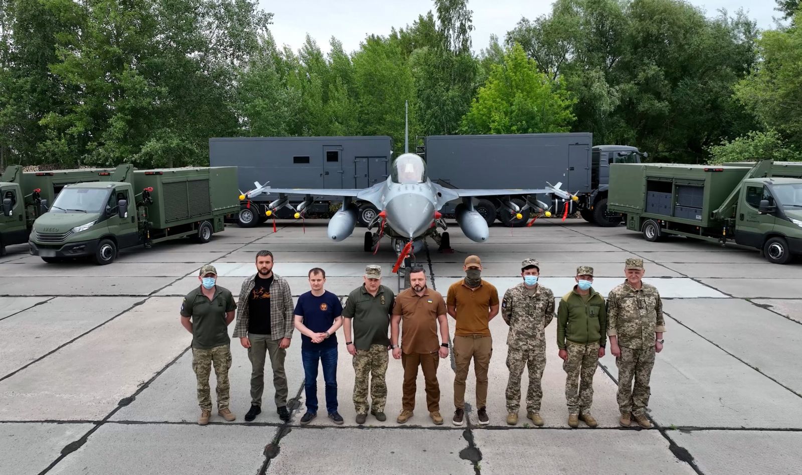 Мобільні комплекси для обслуговування F-16. Фото: МОУ