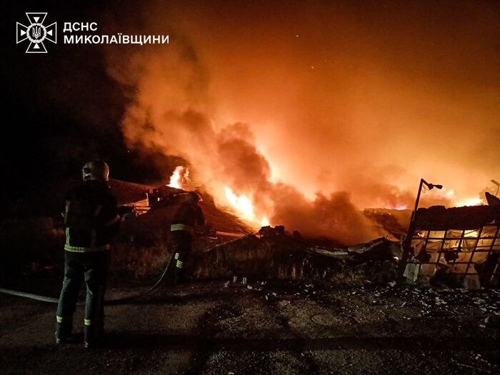 Наслідки російських авіаударів по Миколаєву в ніч на 24 липня, фото: ДСНС