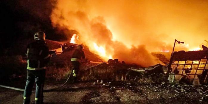 Наслідки російських авіаударів по Миколаєву в ніч на 24 липня, фото: ДСНС