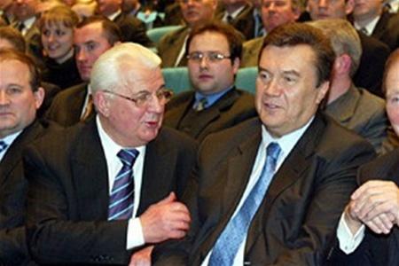 Янукович поздравил Кравчука с юбилеем орденом Свободы