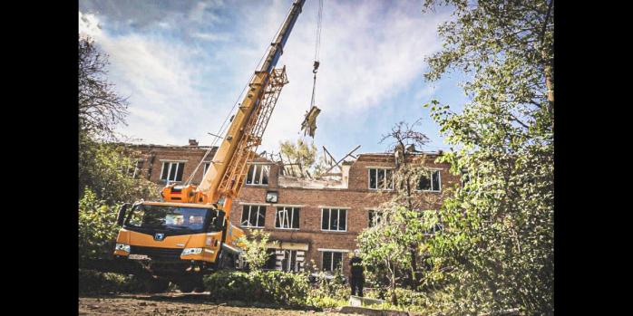 Наслідки російського авіаудару по медзакладу у Харкові, фото: ДСНС