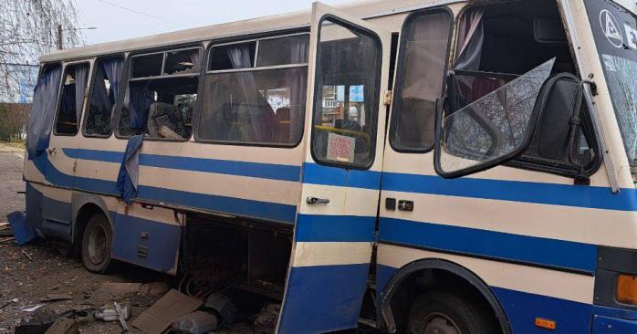 Россияне обстреляли автобус в Сумской области.