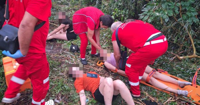 Дерево впало на намет із дітьми на Одещині. Фото: ДСНС