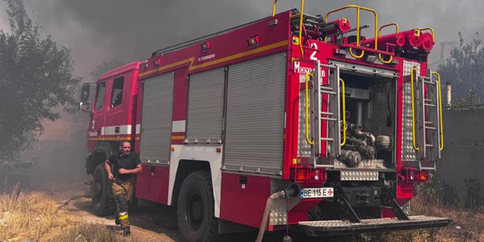 Масштабный пожар в экосистеме перекинулся на частный сектор Николаевской области, фото: ГСЧС