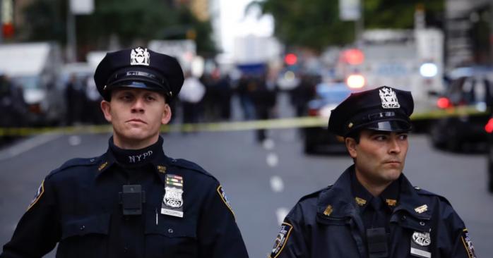 Американец с винтовкой убил пятерых и ранил шесть человек в центре Нью-Йорка. Фото: EPA