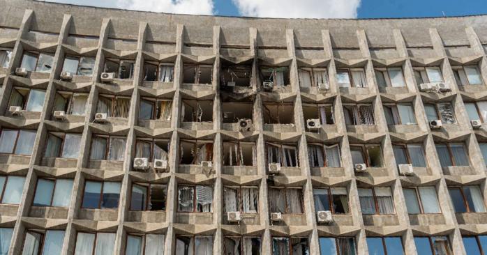 Российский дрон снова ударил по зданию Сумской ОВА. Фото: ОВА