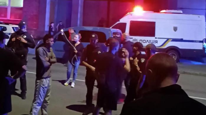 Сотні людей вимагали звільнити чоловіків, утримуваних ТЦК на вінницькому стадіоні