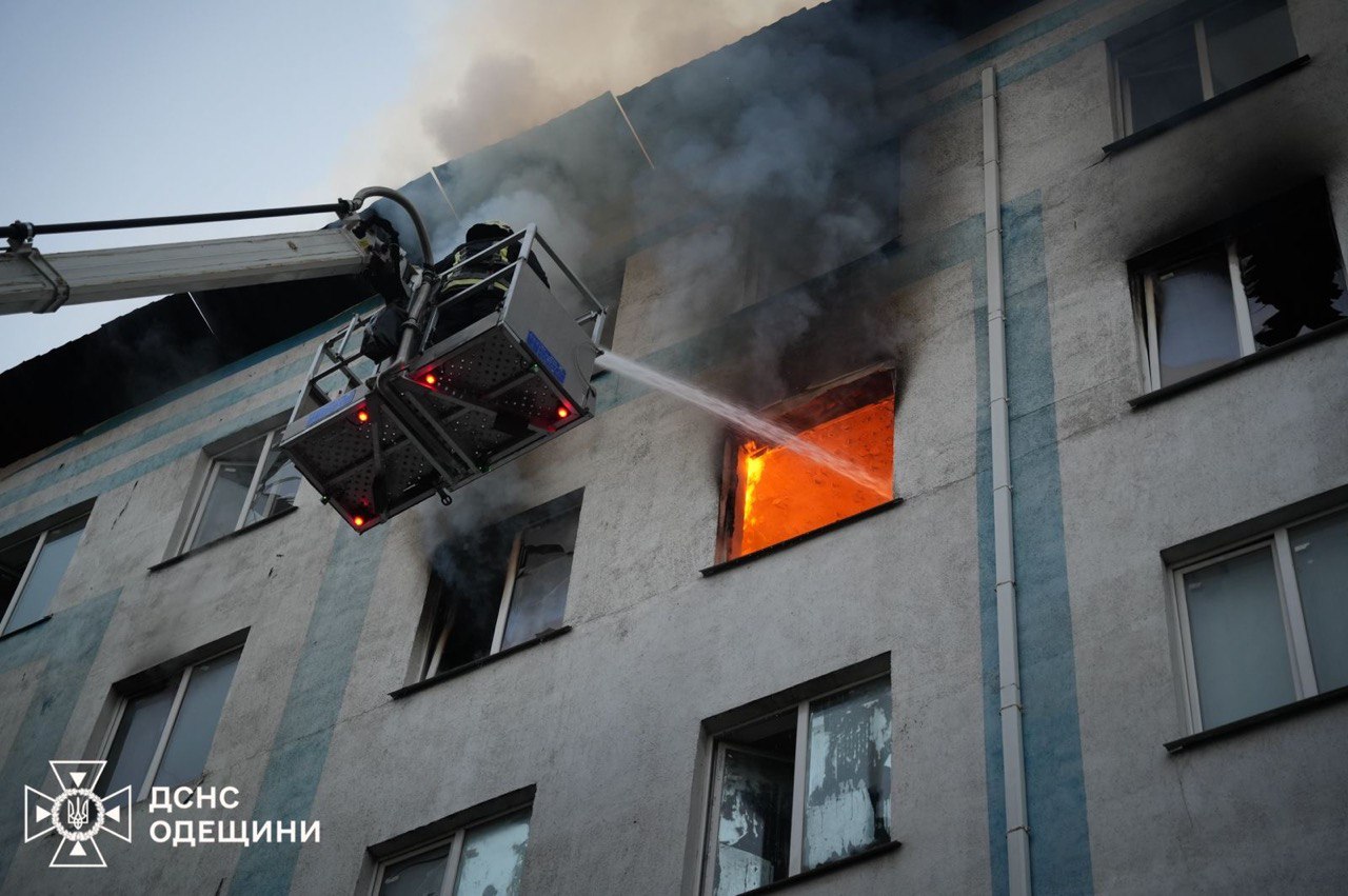 Наслідки атаки російських БпЛА. Фото: ДСНС