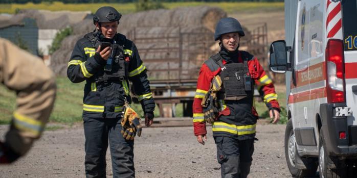 Рашисти вранці 5 серпня вдарили по сільгосппідприємству на Сумщині, фото: ДСНС