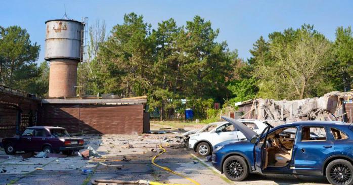 Наслідки авіаудару. Фото: ОВА