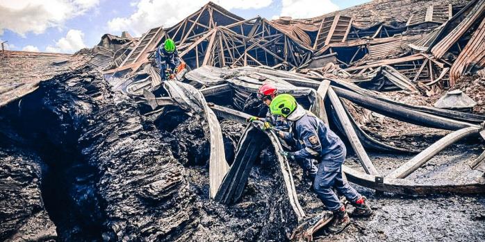 Последствия российского удара продолжают ликвидировать в Киевской области, фото: ГСЧС