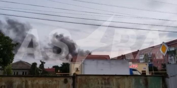 Пожар вспыхнул на территории воинской части в Славянске-на-Кубани, скриншот видео