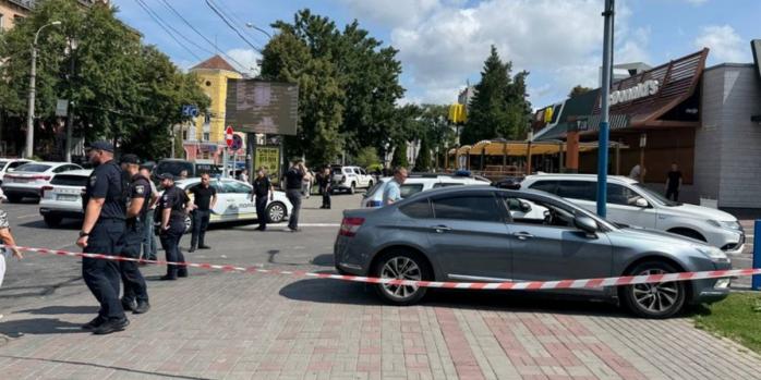 Инцидент с оружием произошел в помещении «МакДональдзу» в Черкассах, фото: «Суспільне»