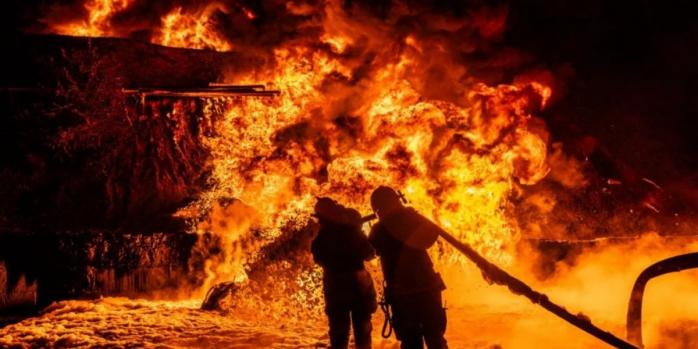 Пожар на нефтебазе после российской атаки, фото: ГСЧС