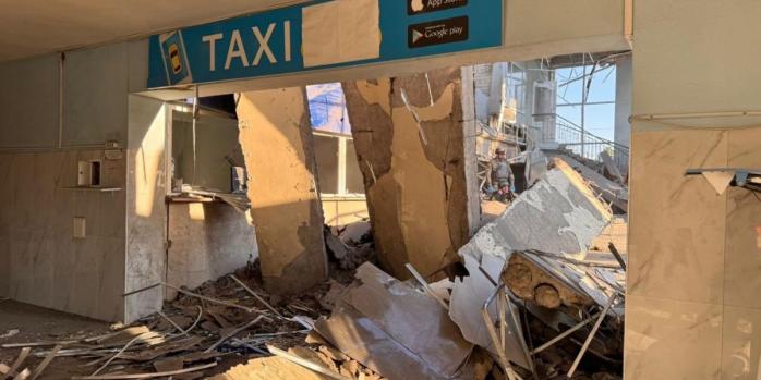 Рашисты 10 августа нанесли авиаудар по центральному автовокзалу Запорожья, фото: ГСЧС