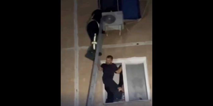 Во время спасения ребенка в Харькове, видео скриншот