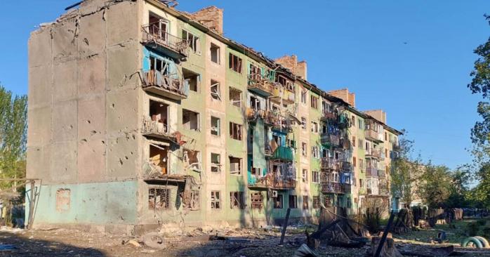 Армия рф сбросила авиабомбы на дома в Белозерском. Фото: прокуратура