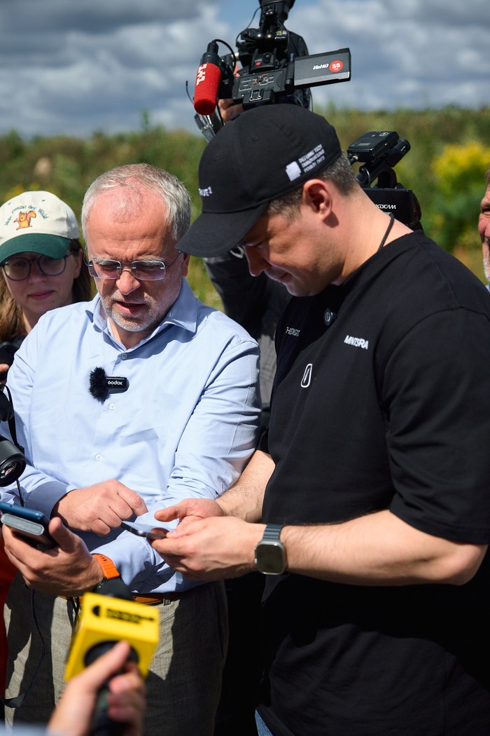 Технологію Starlink Direct to Cell запроваджують в Україні, фото: Михайло Федоров