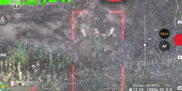 Росіянин здається в полон, скріншот відео