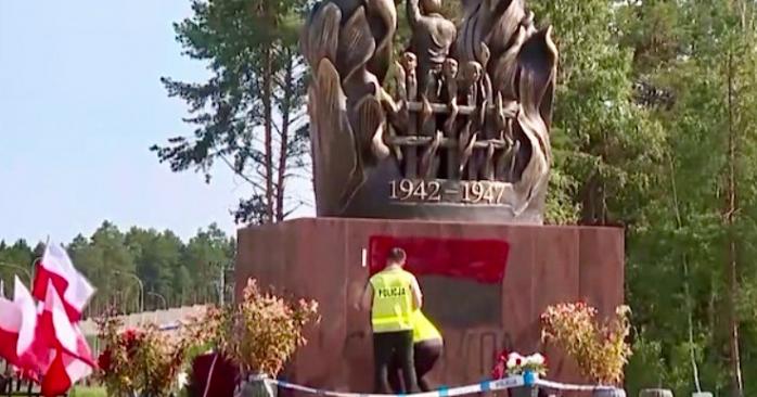 Пошкоджений пам’ятник жертвам УПА. Фото: Х