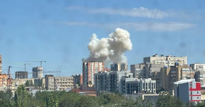 У Ростові-на-Дону дрон врізався в багатоповерхівку. Фото: соцмережі