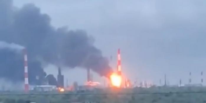 Сили оборони вразили Сизранський НПЗ у росії, скріншот відео