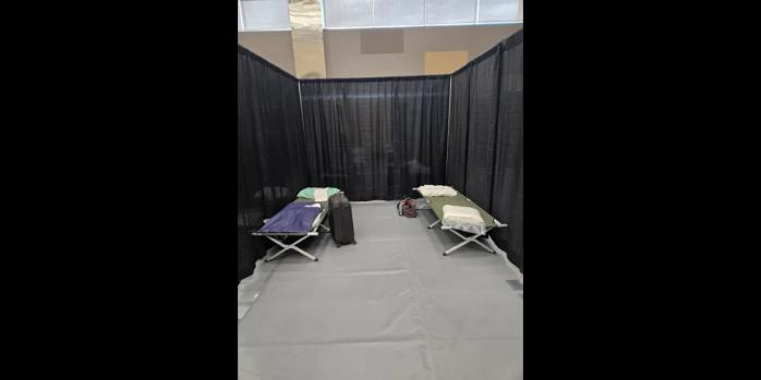 Росіян розмістили на стадіоні університету в Анкориджі, фото: «Коммерсант»