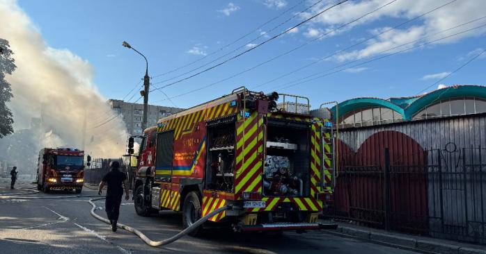 Оккупанты ударили по центральному рынку в Сумах. Фото: Суспільне