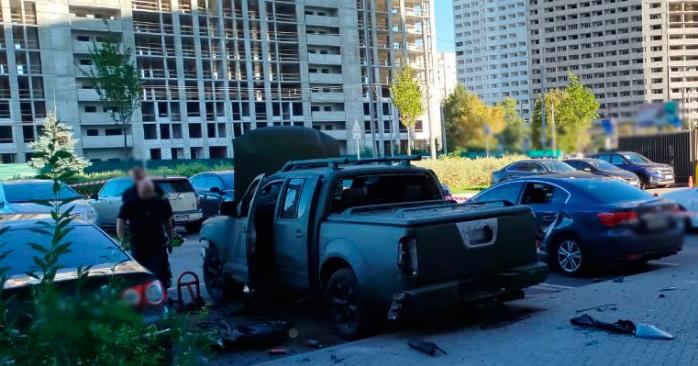 У Києві вибухнув автомобіль, схожий на військовий. Фото: НПУ