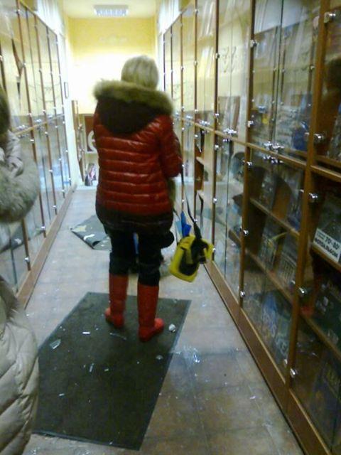 В Харькове неизвестные напали на книжный магазин, где работала группа Форума «евромайданов» (ФОТО)