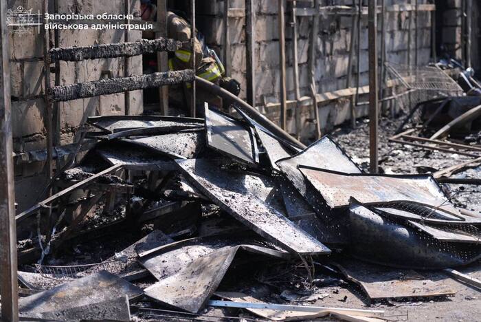 Наслідки російського ракетного удару по Запоріжжю 18 серпня, фото: Запорізька ОВА
