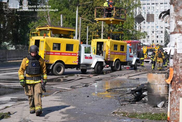 Наслідки російського ракетного удару по Запоріжжю 18 серпня, фото: ДСНС
