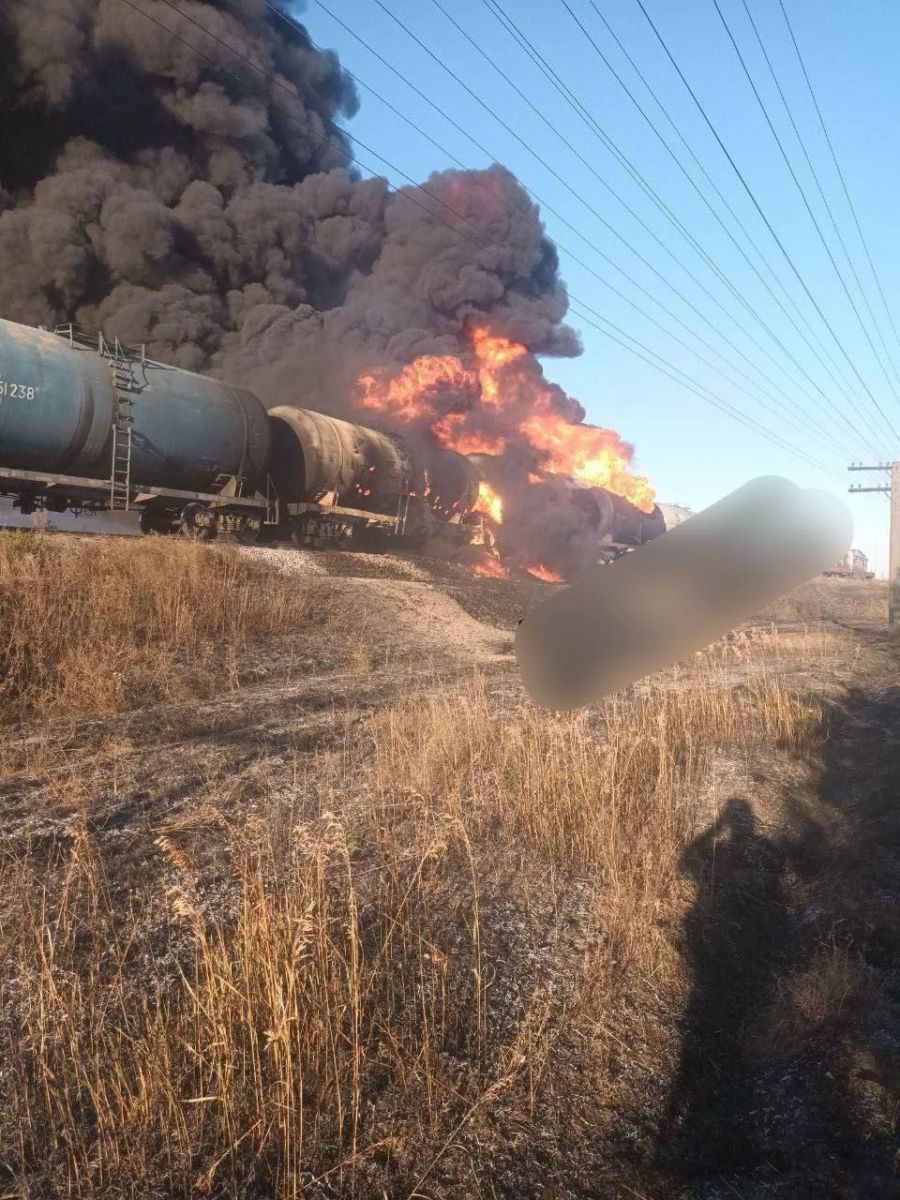 Наслідки удару по потягу з паливом. Фото: Петро Андрющенко