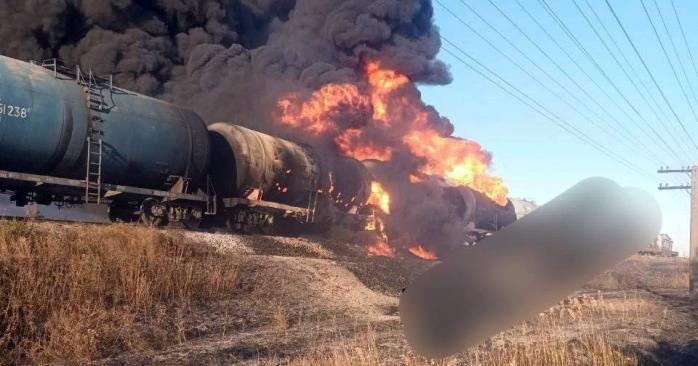 Последствия удара по поезду с топливом. Фото: Петр Андрющенко