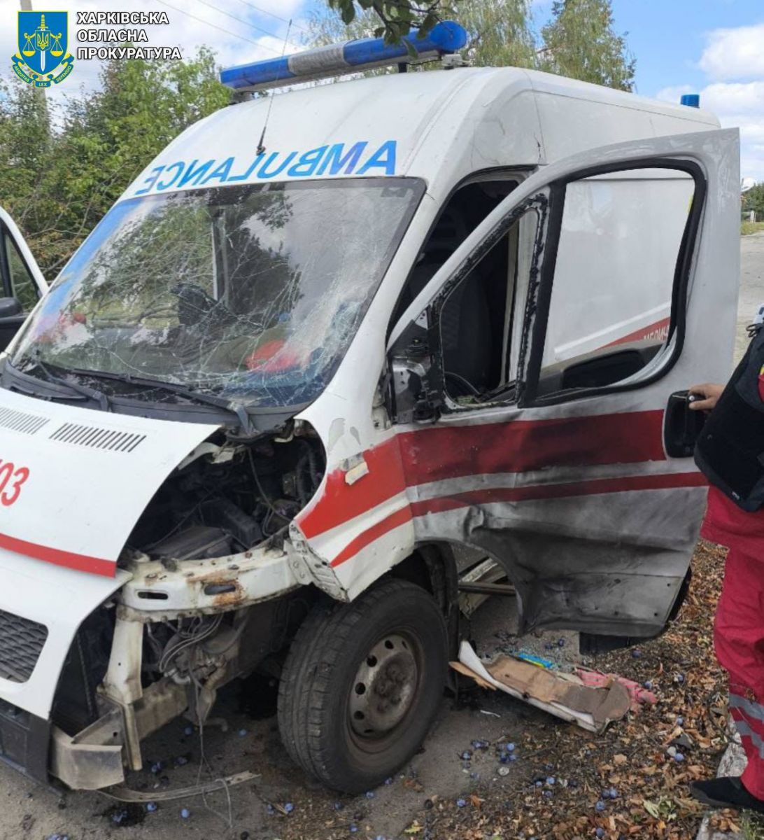 FPV-дрон поцілив в авто швидкої. Фото: прокуратура